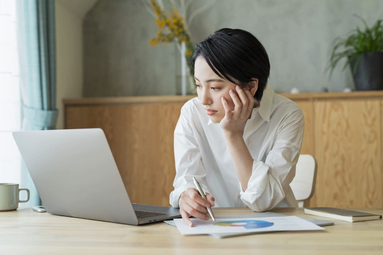 A businesswoman researching KPIs on a laptop. Credit: https://www.istockphoto.com/portfolio/sevenstockphoto?mediatype=photography
